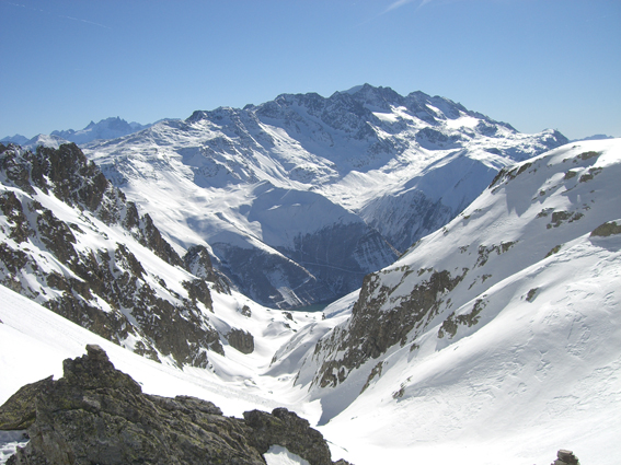 #4 Pic de l Pic de l'Etendard : Le pic de l'Etendard, avec un petit morceau du lac de Grand Maison vu du Col de la combe Madame. Au fond, la Meige paraît il... Confirmation la encore.