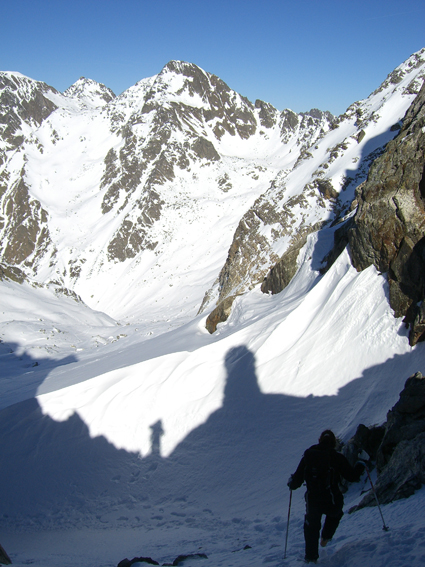 #5 Le piton du col : Jeu avec les ombres avant la redescente dans la combe, au combien longue mais agréable. Le piton du col : Jeu avec les ombres avant la redescente dans la combe, au combien longue mais agréable.