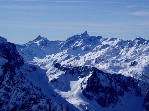 Vers le Grand Pic : Le massif de Belledonne est immense: au loin, le Grand Pic et à sa gauche la Grande Lance d'Allemont
