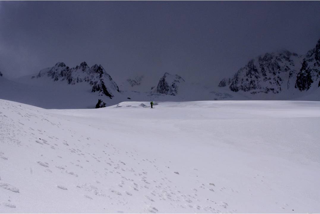 #3 Back Home : Difficile de tenir sur ses skis... et sous des cîmes planquées dans les volutes humides et orageuses... nous n Back Home : Difficile de tenir sur ses skis... et sous des cîmes planquées dans les volutes humides et orageuses... nous n'accéderons pas aujourd'hui aux plateaux supérieurs!