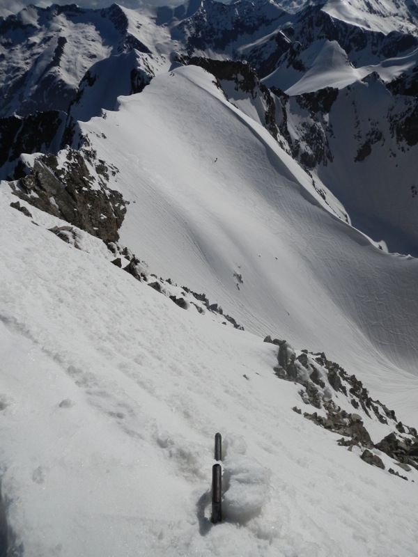 Gélas : Pas mal de neige au sommet avec son bout de croix