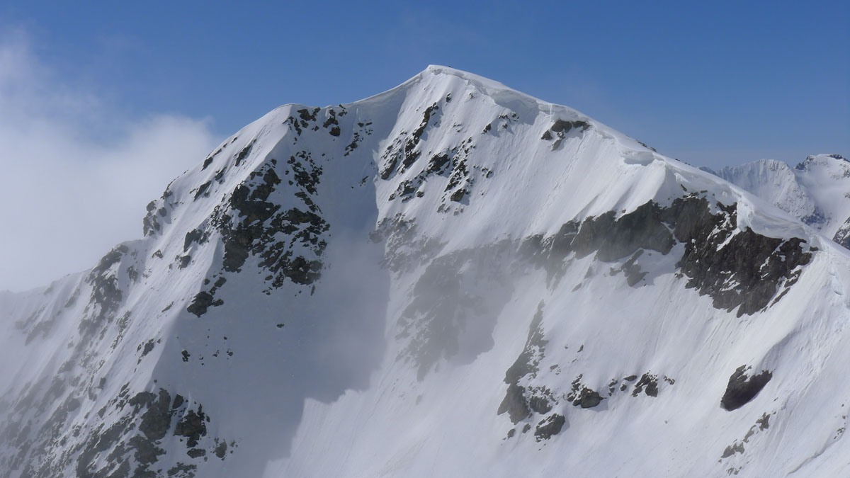 #7 En montant à la Pyramide : Incroyable les corniches encore présentes en cette saison à cette altitude En montant à la Pyramide : Incroyable les corniches encore présentes en cette saison à cette altitude