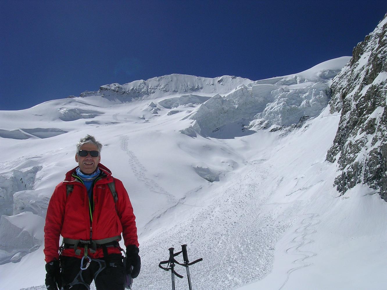 #10 Le glacier blanc que pour nous ! Cassure nette de toute la pente finale tout le long des parois rocheuses peut être causée à l Le glacier blanc que pour nous ! Cassure nette de toute la pente finale tout le long des parois rocheuses peut être causée à l'origine par une chute de sérac