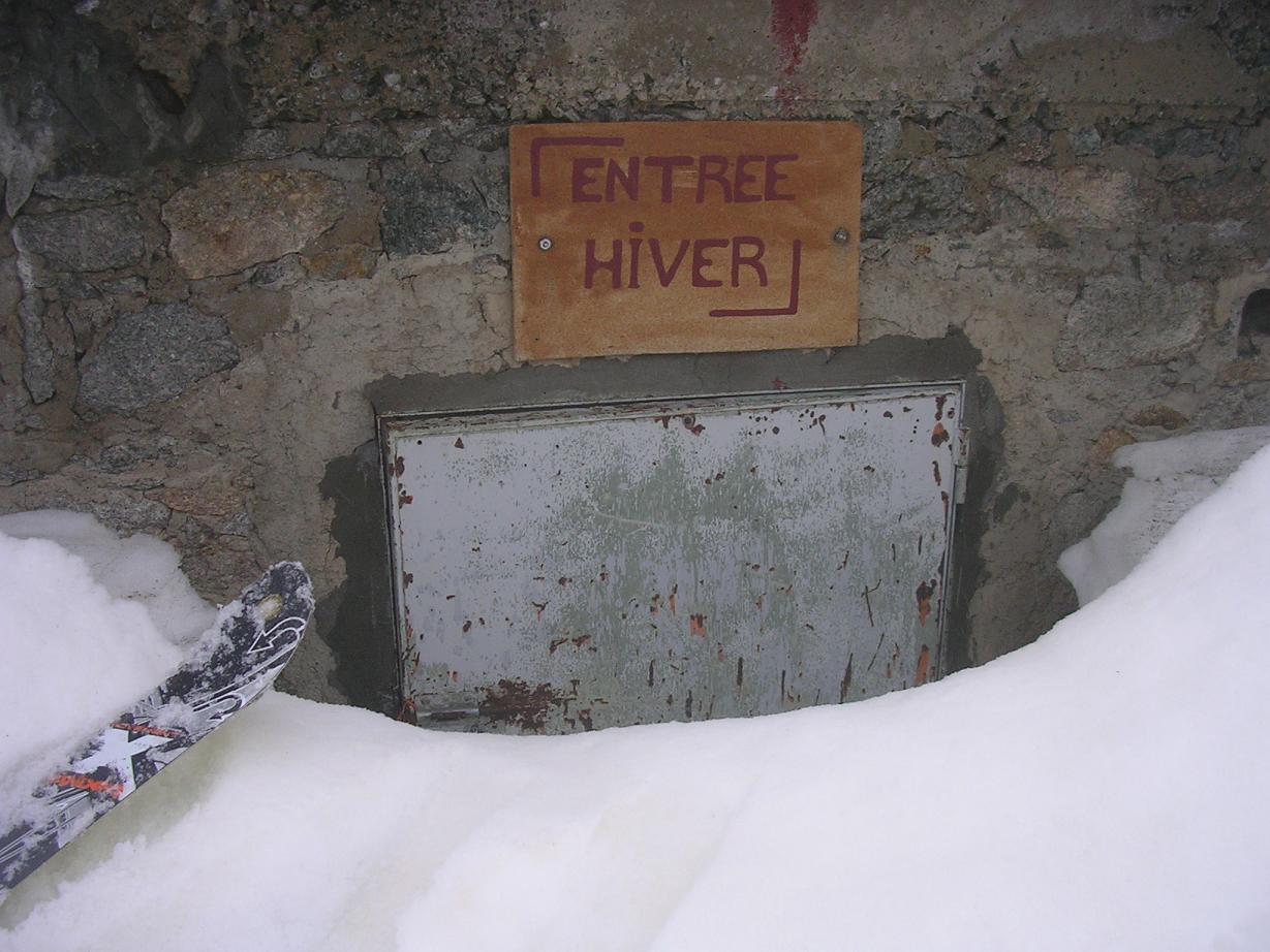 #2 accès au refuge d accès au refuge d'hiver (sous le toit) . faut peller, il est huit heures du soir