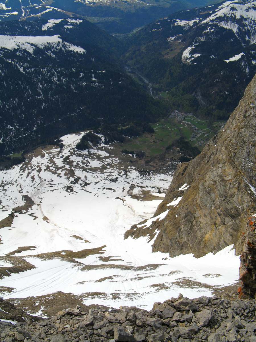 #10 Couloir SE du col de Torchère : Coup d Couloir SE du col de Torchère : Coup d'oeil dans le couloir ... bin c'est pas si vilain pour un mois de Mai !