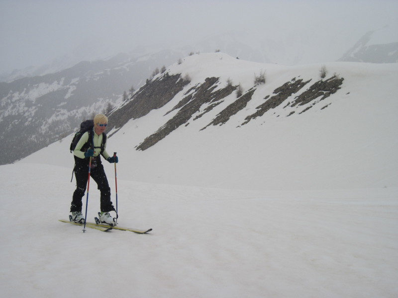#5 Au dessus de la montagne de la cabane, vers 2400m, avec la neige qui fouette les visages Au dessus de la montagne de la cabane, vers 2400m, avec la neige qui fouette les visages