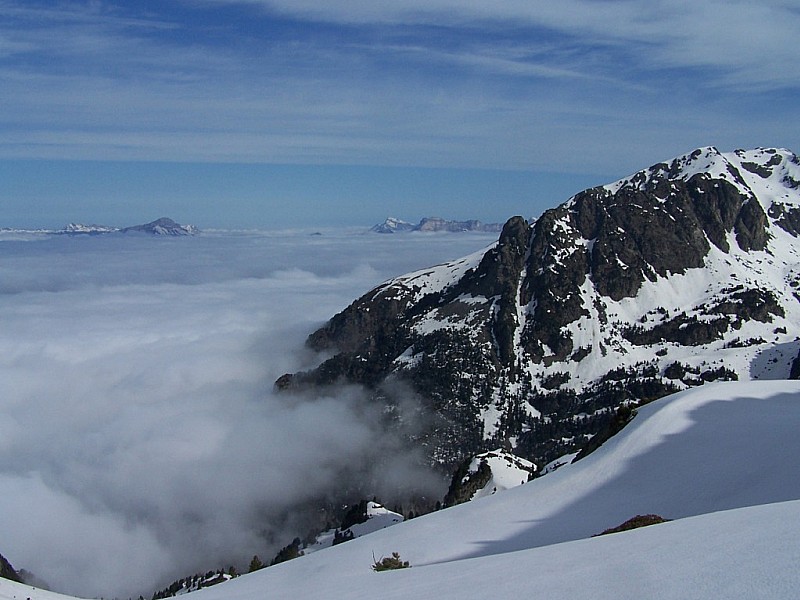 #5 Pointe de la Vaudaine : Arrivée proche du sommet, le Grand Colon est baigné par le brouillard, derrière les "grands "de la Chartreuse. Pointe de la Vaudaine : Arrivée proche du sommet, le Grand Colon est baigné par le brouillard, derrière les "grands "de la Chartreuse.