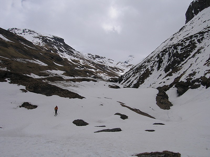 #7 Dans la gorge : Ca devient un peu"rock & roll" mais sans surprise et "roulant" sur avalanches et neige de névé. Dans la gorge : Ca devient un peu"rock & roll" mais sans surprise et "roulant" sur avalanches et neige de névé.