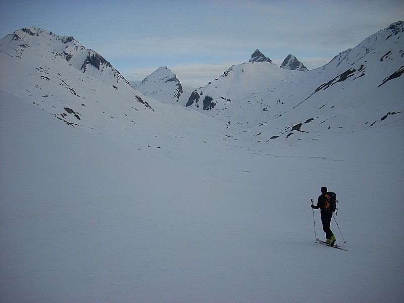 #7 Jour 2 au petit matin : Le (long) vallon qui mène au Goléon, avec les Aiguilles d Jour 2 au petit matin : Le (long) vallon qui mène au Goléon, avec les Aiguilles d'Arve en toile de fond