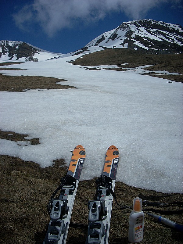 #3 Enfin la neige ! : Avec le Cruq des Aiguilles au fond... c Enfin la neige ! : Avec le Cruq des Aiguilles au fond... c'est l'heure de mettre les peaux... et la crème solaire... ça tape