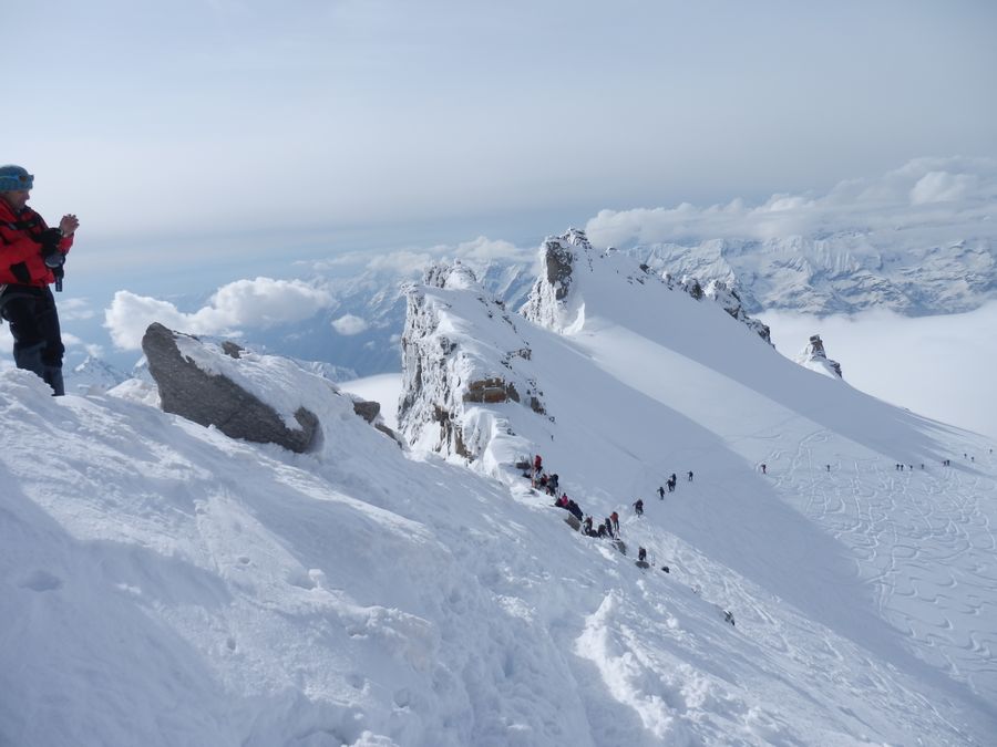 #10 Descente : Après un rapide aller-retour vers la vierge au sommet (très entourée par les très.... nombreux ski-touristes aujourd Descente : Après un rapide aller-retour vers la vierge au sommet (très entourée par les très.... nombreux ski-touristes aujourd'hui)