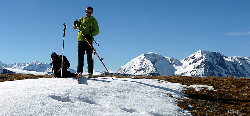 #2 La Botte : Préparation pour le descente, avec une belle vue sur le Rochail en arrière plan La Botte : Préparation pour le descente, avec une belle vue sur le Rochail en arrière plan