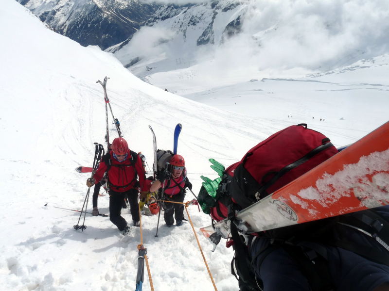 Cordée : Vue plongeante : Voila de quoi ça à l'air une cordée de tractage vu de l'intérieur, le tout dans une jolie pente de neige. Malheureusement, la tension de la corde m'a empêché de me positionner d'une façon qui m'aurait permis de prendre Nat' 