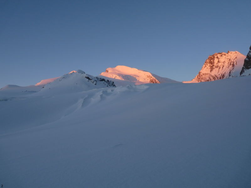 Levé de Soleil : Jour 4:

Le Soleil embrase le Stralhorn à gauche et le Rimpfishorn à droite. L'objectif du jour est l'épaule du Rimpfishorn, qui est situé de l'autre côté du sommet.