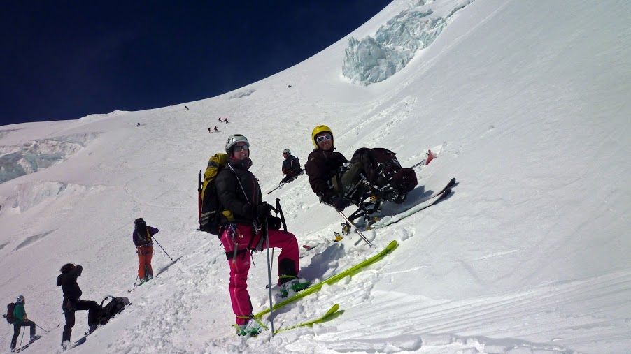 Descente de l'Alphubel : Maud et Nat posent sous l’œil du sérac