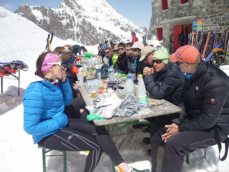 Sur la terrasse du britania : Pique nique d'acclimatation!