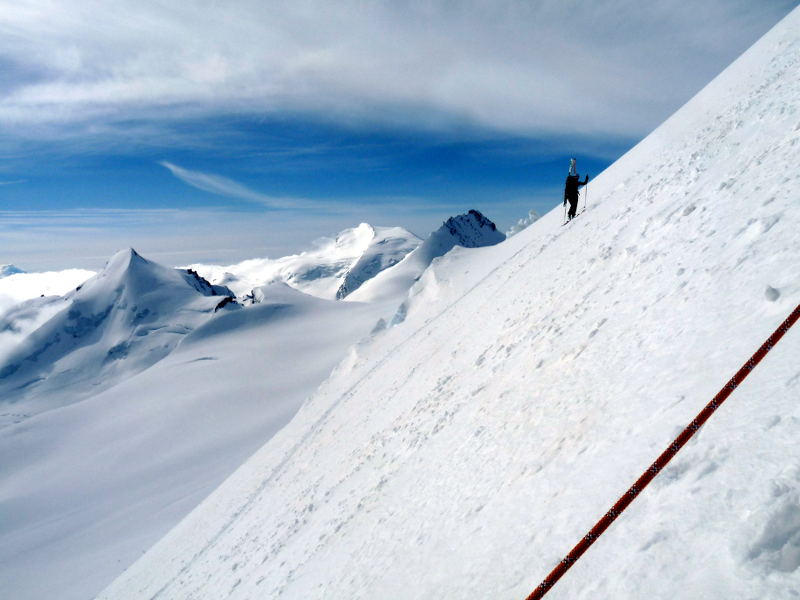 #75 Vue de côté : En regardant sur le côté, nous voyons Karo qui porte gentillement la paire de ski d Vue de côté : En regardant sur le côté, nous voyons Karo qui porte gentillement la paire de ski d'un des tracteurs. En arrière plan le Rimpfishhorn et le Strahlhorn. Je plains Anne G et François qui on du porter mes skis, merci à eux :).