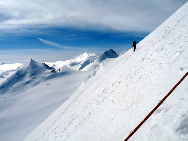 Vue de côté : En regardant sur le côté, nous voyons Karo qui porte gentillement la paire de ski d'un des tracteurs. En arrière plan le Rimpfishhorn et le Strahlhorn. Je plains Anne G et François qui on du porter mes skis, merci à eux :).