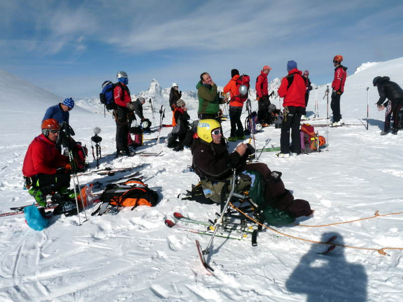 Pause précédant l'assaut final : Après une belle montée en crampons sur neige dure, suivie d'une partie en traversée faite à ski --durant laquelle je n'ai pas manqué de me boîter après avoir déchaussé, nous reprenons quelques forces à L'alphuberjoch.