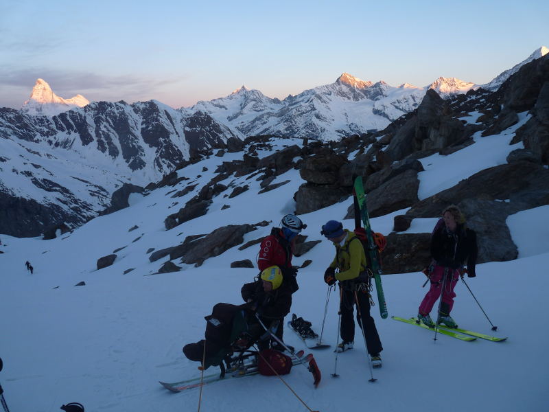 Halte matinale : Après un départ matinal, nous faisons une halte afin de souffler un peu et profiter du paysage. Maude, Damien croisent Éric et Nathanaël.