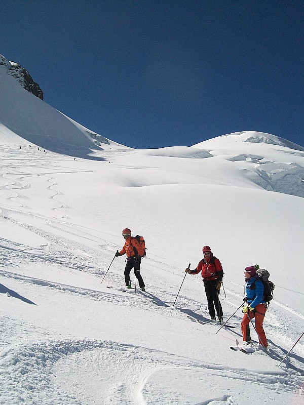 #52 Descente de l Descente de l'épaule du Rimpfischhorn : neige excellente. A 25, on a massacré la pente pour les suivants !