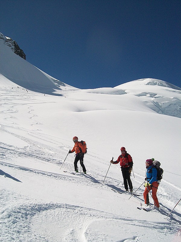 Descente de l'épaule du Rimpfischhorn : neige excellente. A 25, on a massacré la pente pour les suivants !