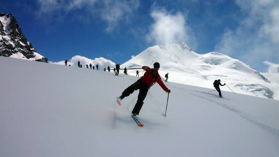 #5 Descente du Rimpfischhorn : Les facéties du Gouyde devant la meute Descente du Rimpfischhorn : Les facéties du Gouyde devant la meute