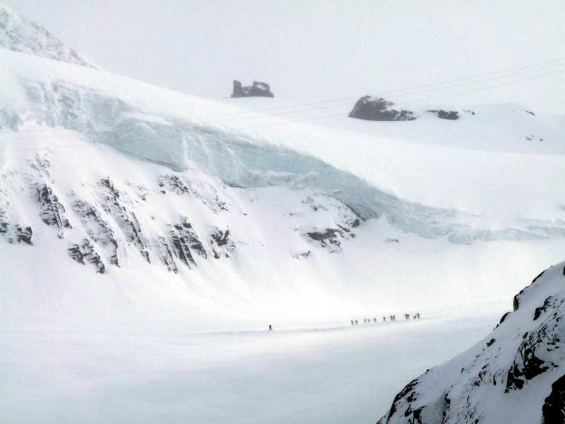 Nat sous les Seracs : Le petit train vu depuis la station de téléphérique intermédiaire, par le groupe montant à skis.