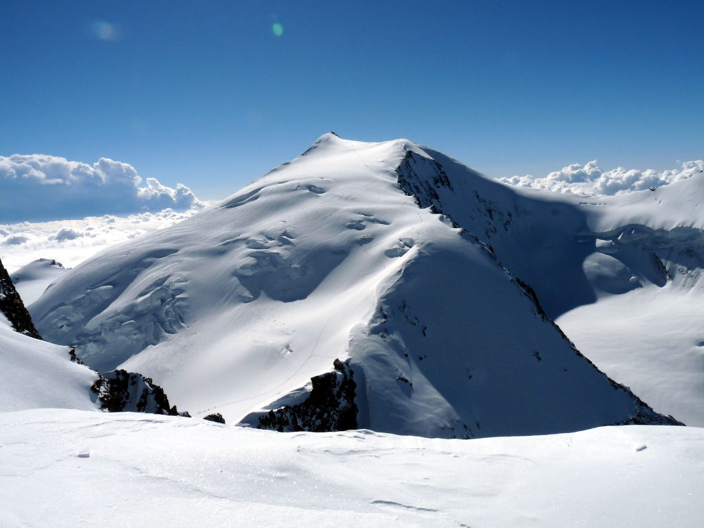 Le Strahlhorn : Le Strahlhorn devait être l'objectif du troisième jour de notre raid, mais une météo défavorable nous a empêchés de l'atteindre. Le sommet a néanmois été skié par Jeroën st Sébastien, partis en éclaireurs lors du jour 1.