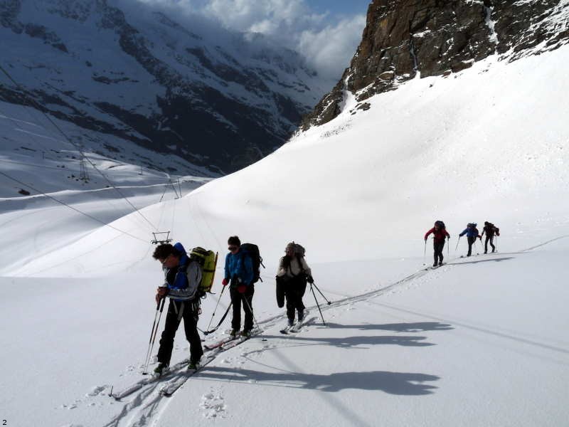 #28 Ceux qui montent à ski. : Un petit groupe d Ceux qui montent à ski. : Un petit groupe d'irreductibles préfère braver la pluie et le vent et monter à skis plutôt que de prendre le cable. Leurs efforts seront récompensés par l'apparition du Soleil.