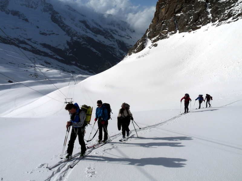 Ceux qui montent à ski. : Un petit groupe d'irreductibles préfère braver la pluie et le vent et monter à skis plutôt que de prendre le cable. Leurs efforts seront récompensés par l'apparition du Soleil.