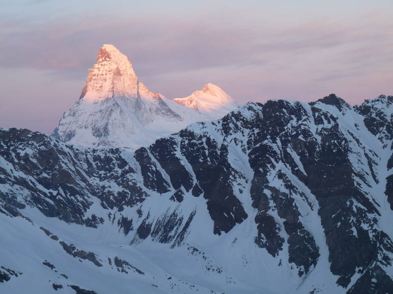 #69 Levé du Soleil sur le Cervin : Le Matterhorn prend le Soleil. Levé du Soleil sur le Cervin : Le Matterhorn prend le Soleil.