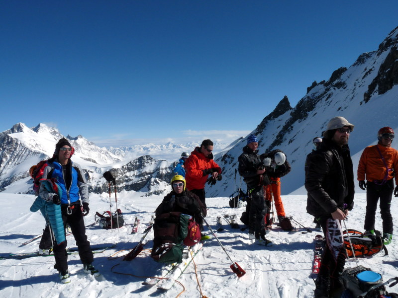 Arrivée : Peu après l'arrivée. Nous avons atteint l'épaule et ses 4001 mètre d'altitude. Il y a comme un flotement à ce moment précis, bientôt l'Euphorie se saisira de nous tous !