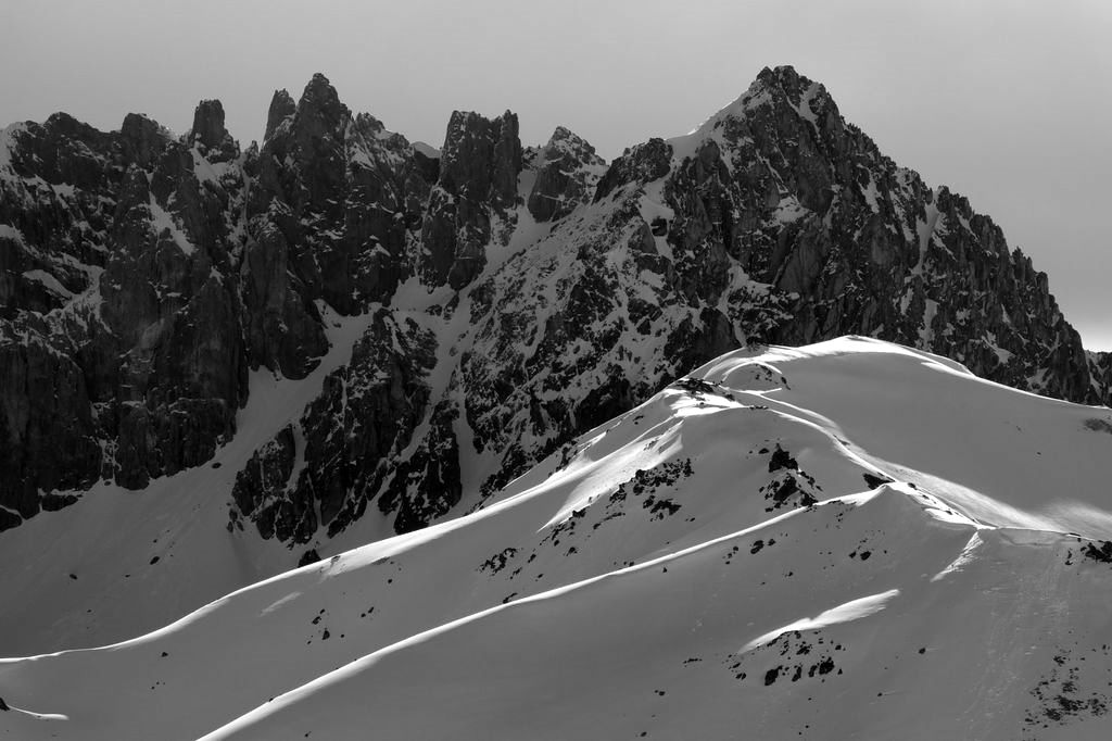 Jeux de lumières : sur la crête de la Ponsonnière et les rochers de la Moulinière