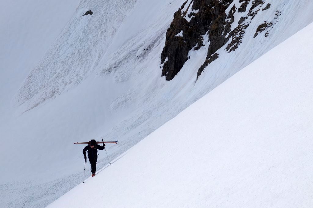 Neige bien dure : à l'approche du couloir des Valloirins