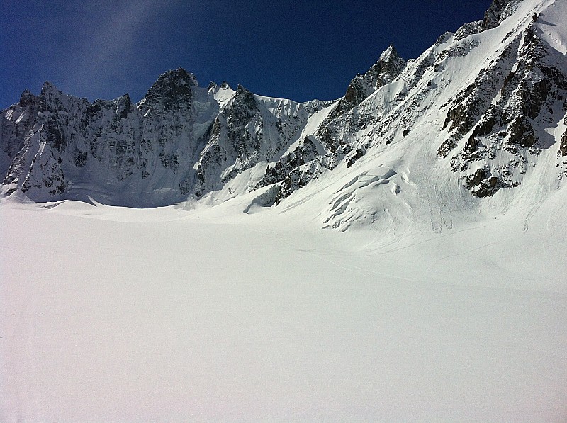 #5 Les faces nord : Au fond du glacier (Triolet et Courtes je crois). Les faces nord : Au fond du glacier (Triolet et Courtes je crois).