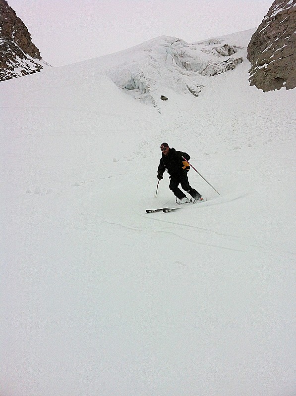 #8 Descente par glacier du Tour : Vers 3000m. La neige est top (pour la saison) même si on distingue une petite coulée derrière. Descente par glacier du Tour : Vers 3000m. La neige est top (pour la saison) même si on distingue une petite coulée derrière.