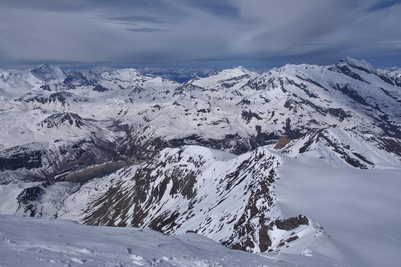 #14 Vue vers le Sud-Ouest : Sous un ciel menaçant. Vue vers le Sud-Ouest : Sous un ciel menaçant.