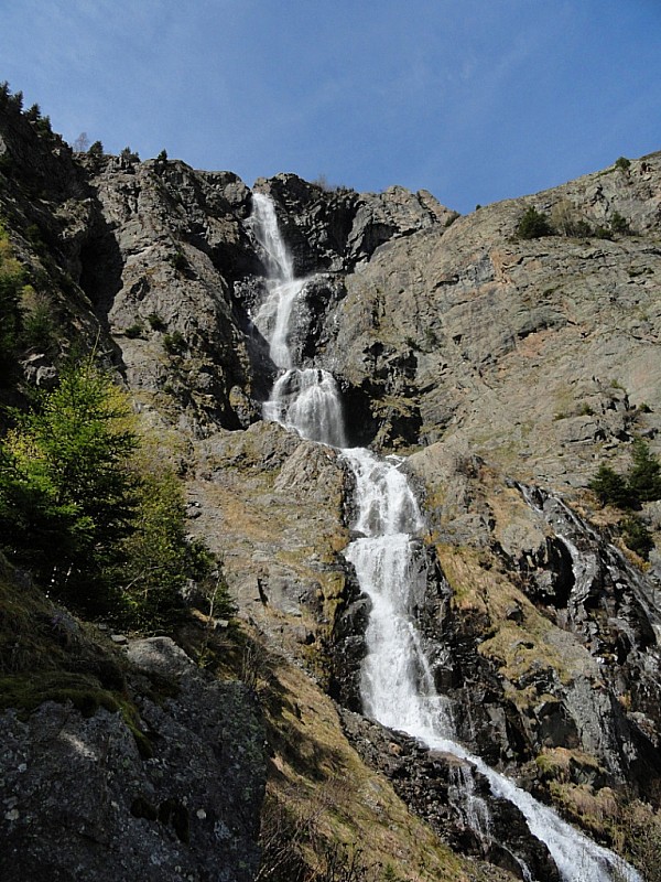 #18 Tête de Lauranoure : En redescendant, vue sur la cascade du Pin Tête de Lauranoure : En redescendant, vue sur la cascade du Pin