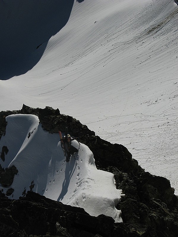 #7 Sur l Sur l'arête, aiguille d'olle : Marie cramponne sur les dalles