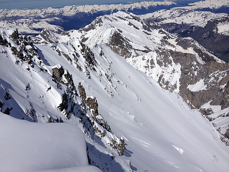#17 Face Nord : On voit très bien la face N centrale et plus loin la petite face N.
Vraiment d Face Nord : On voit très bien la face N centrale et plus loin la petite face N.
Vraiment d'excellentes conditions ce jour