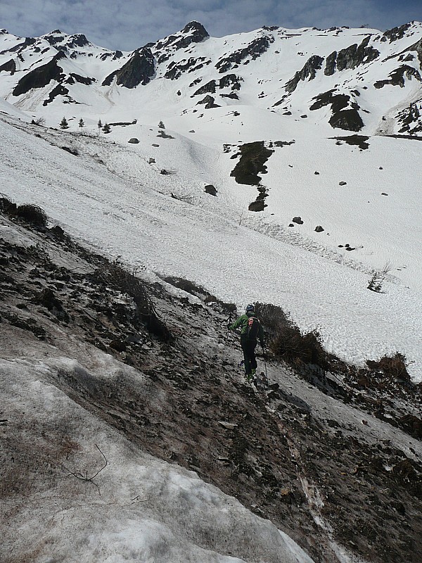traversée d'avalanche : on contourne large pour arriver à la passerelle sans pousser sur les batons