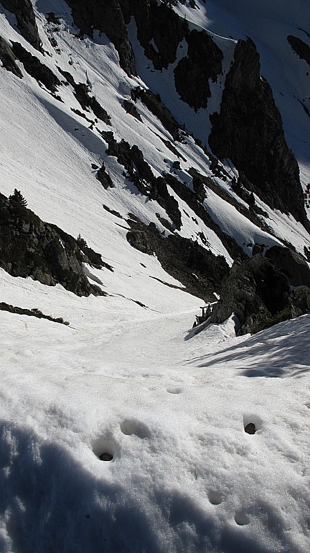 #3 Pas du pin : Vu sur le couloir E depuis le départ, attention à ne pas faire le cornichon (distance de sécurité 2/3m sauf main droite au bord du ressaut!) Pas du pin : Vu sur le couloir E depuis le départ, attention à ne pas faire le cornichon (distance de sécurité 2/3m sauf main droite au bord du ressaut!)