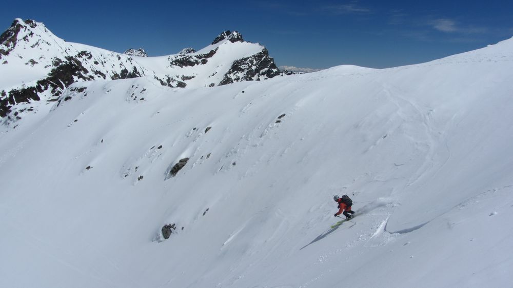 #16 Couloir Ouest : le haut est plutot nord, fine poudre sur fond dur Couloir Ouest : le haut est plutot nord, fine poudre sur fond dur