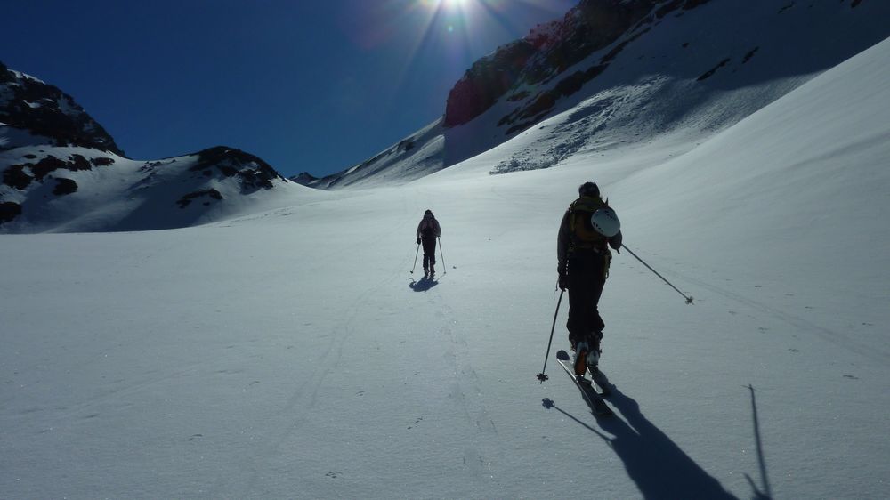 Ombres et lumieres : Micha et Marion en direction du col de la Sassière