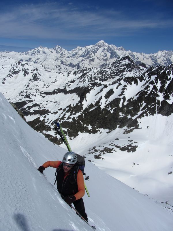 Raidillon : ambiance dans le raidillon sur fond de Mont Blanc