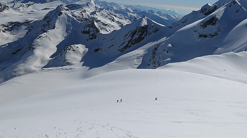 #17 Traversée Carro-Albaron : J3: vue plongeante depuis la selle de l Traversée Carro-Albaron : J3: vue plongeante depuis la selle de l'Albaron. Neige extra!