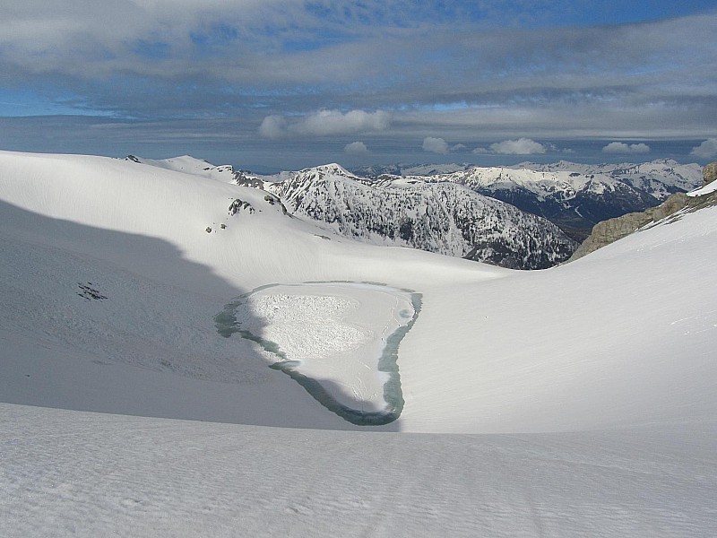 #5 Lac de la Petite Cayolle : Dégèle avec coulée dessus Lac de la Petite Cayolle : Dégèle avec coulée dessus