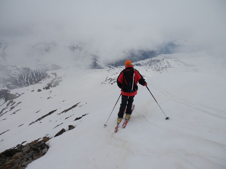 Descente le long de l'arrête : Mais pas de soleil pour apprécier la vue..