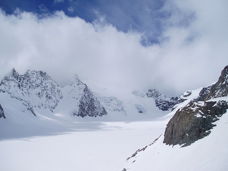 #2 jeudi après notre tentative au Dôme dans le brouillard, ça se dégage un peu mais la neige est pourrie. jeudi après notre tentative au Dôme dans le brouillard, ça se dégage un peu mais la neige est pourrie.